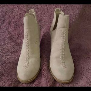 Cream healed booties